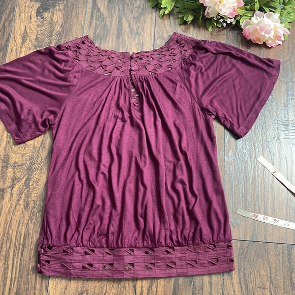 Beautifully embroidered blouse in burgundy. - Picture 8 of 9